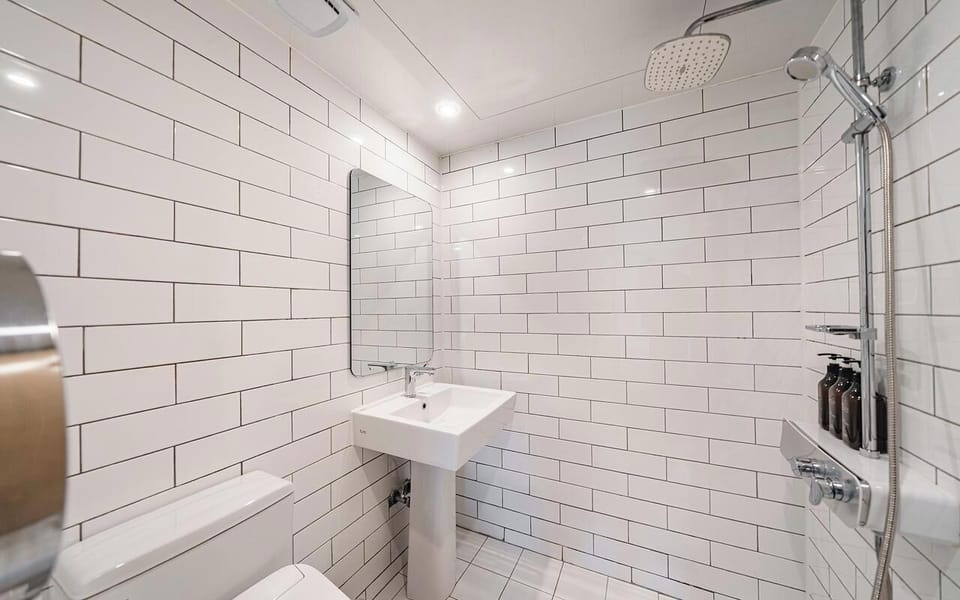 Twin Room | Bathroom | Shower, free toiletries, hair dryer, slippers