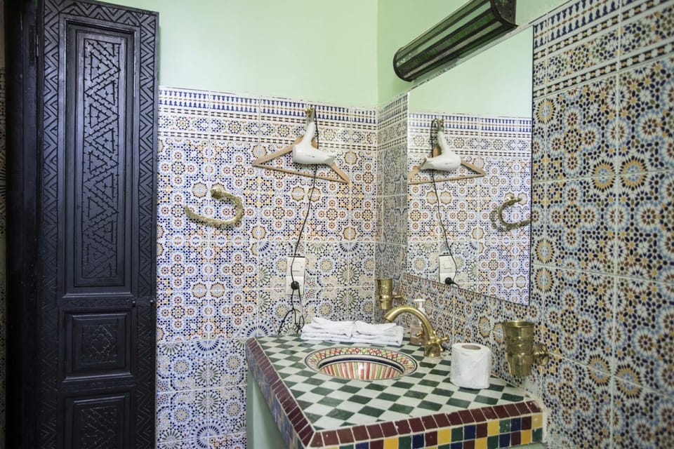 Shower, hydromassage showerhead, free toiletries, hair dryer