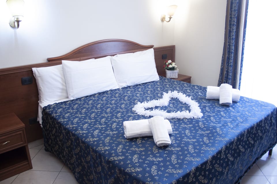 Quadruple Room | Minibar, in-room safe, desk, laptop workspace