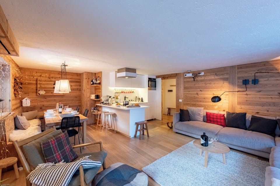 Family Apartment, Multiple Bedrooms (Casa Giardini in Dolonne) | Living area | 21-inch Smart TV with cable channels