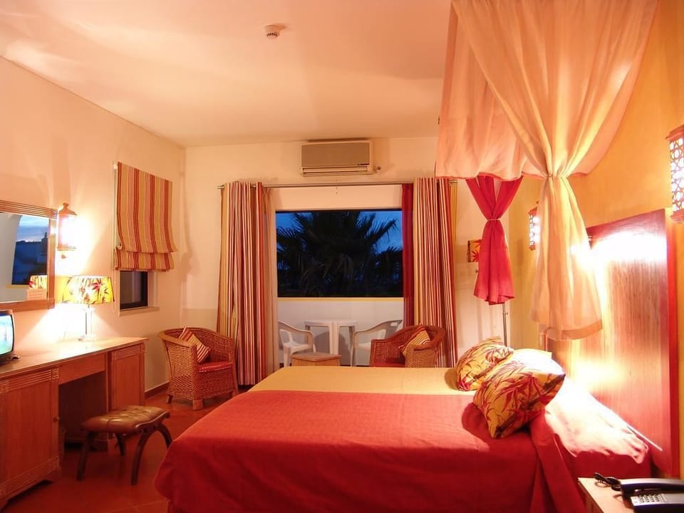 Minibar, blackout drapes, soundproofing, free WiFi