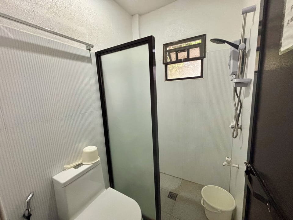Deluxe Villa | Bathroom | Shower, rainfall showerhead, free toiletries, towels
