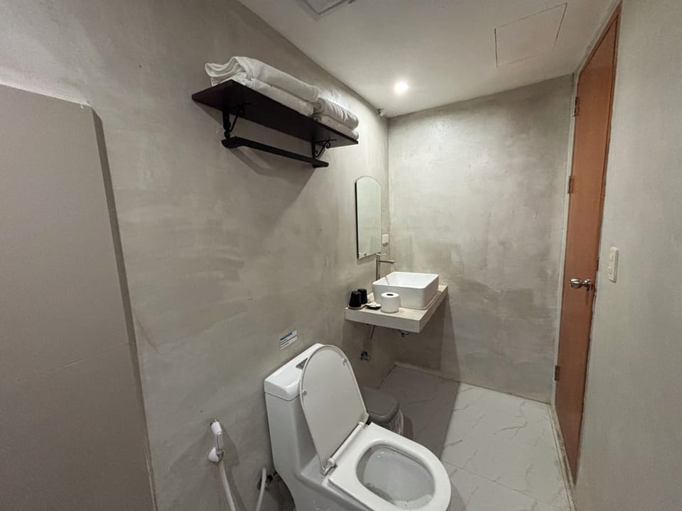 Family Villa | Bathroom | Shower, rainfall showerhead, free toiletries, towels