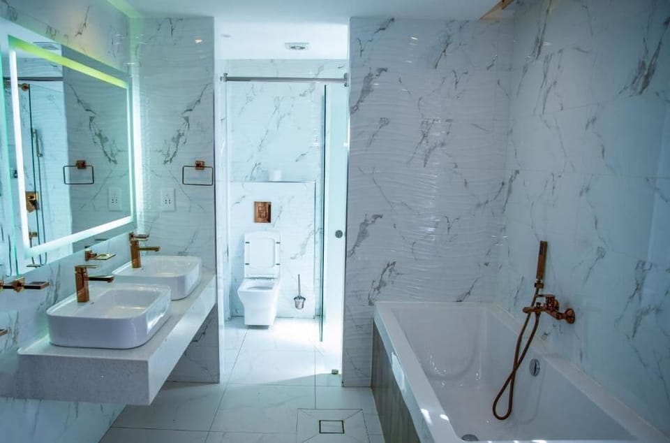 Executive Suite, Balcony, Mountain View | Bathroom | Free toiletries, towels, soap, shampoo