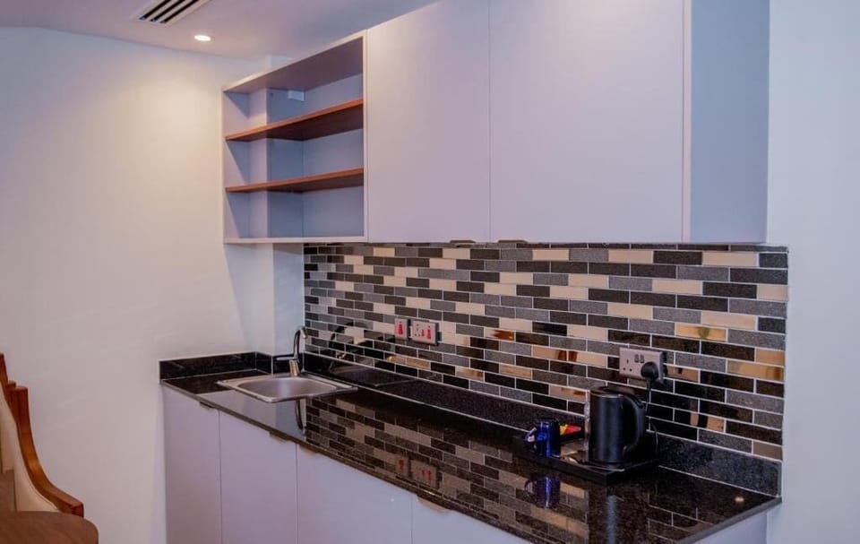 Executive Suite, Balcony, Mountain View | Private kitchen | Shared fridge, highchair