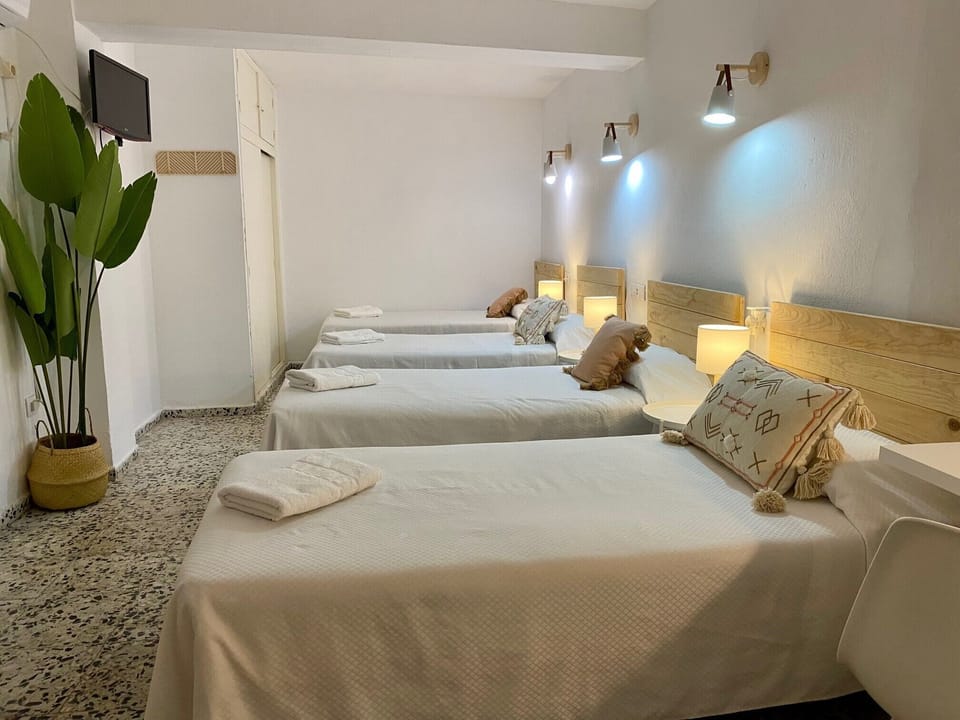 Quadruple Room | Desk, laptop workspace, free WiFi, bed sheets