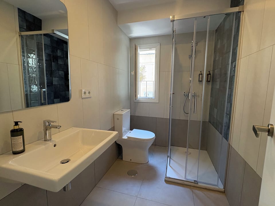 Deep soaking tub, towels