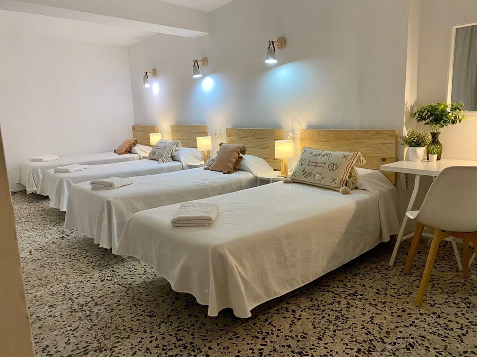 Quadruple Room | Desk, laptop workspace, free WiFi, bed sheets