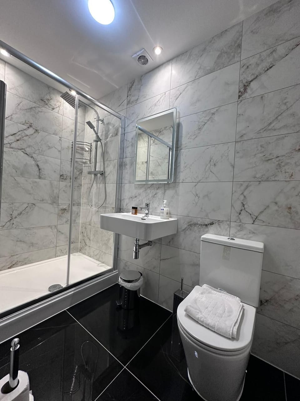 Standard Quadruple Room | Bathroom | Shower, towels