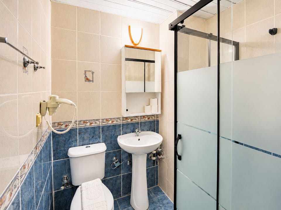 Standard Room | Bathroom | Shower, rainfall showerhead, free toiletries, hair dryer