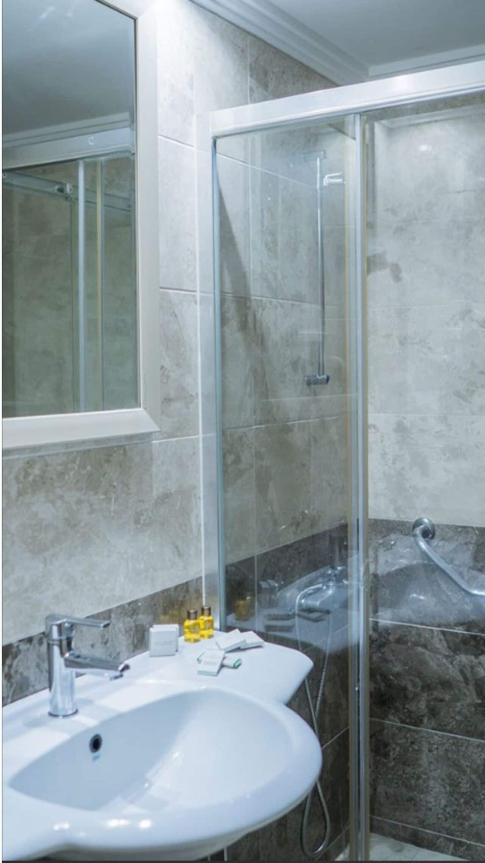 Junior Room | Bathroom | Shower, free toiletries, hair dryer, towels