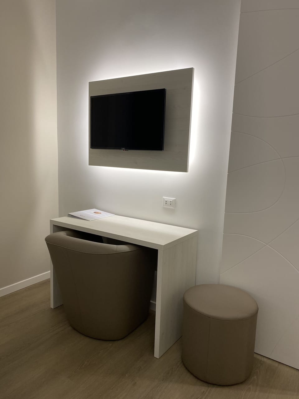 Deluxe Double or Twin Room | In-room safe, desk, blackout drapes, soundproofing
