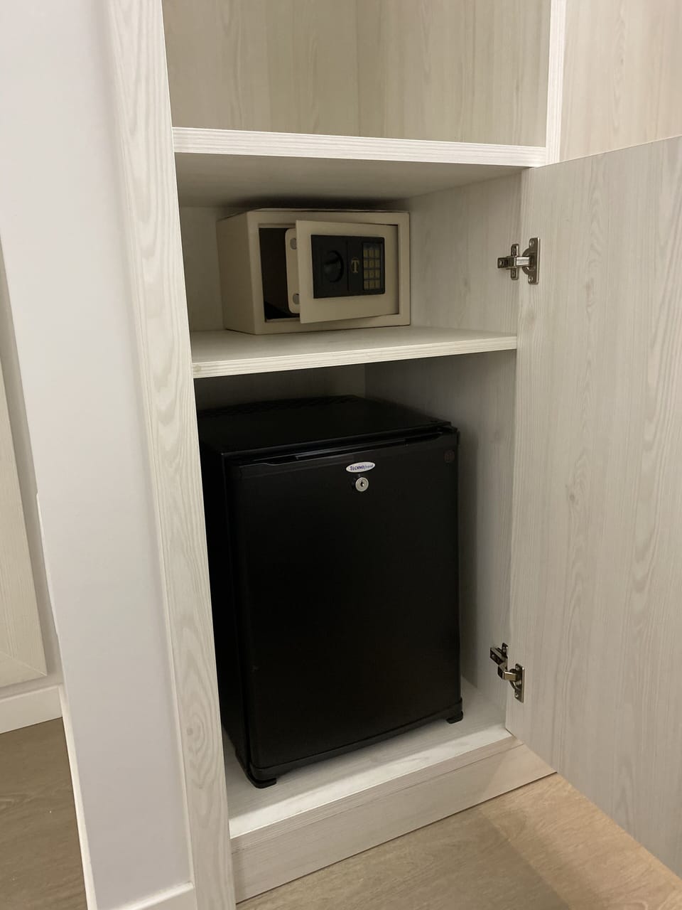 Deluxe Double or Twin Room | In-room safe, desk, blackout drapes, soundproofing