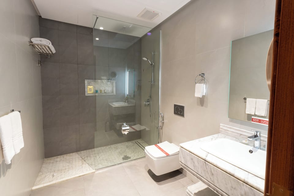 Shower, rainfall showerhead, free toiletries, hair dryer