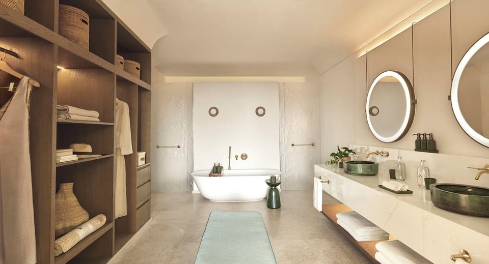Combined shower/tub, deep soaking tub, rainfall showerhead, towels