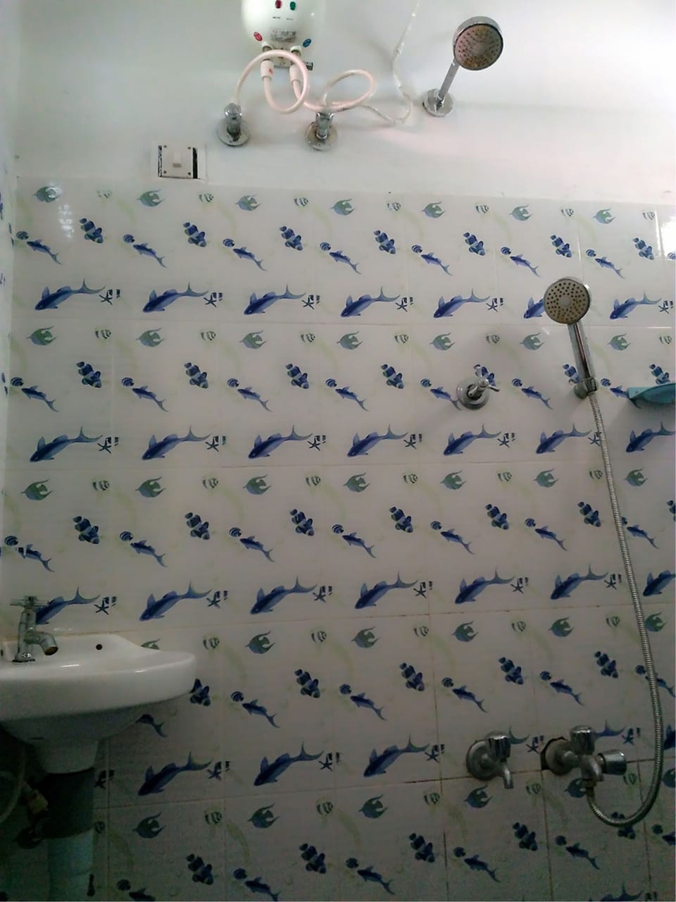 Basic Double Room | Bathroom | Shower, free toiletries, towels