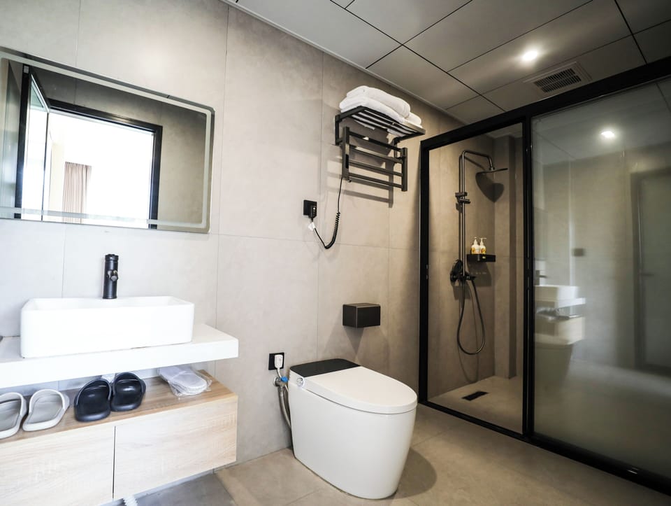 Luxury Suite, Courtyard View | Bathroom | Separate tub and shower, rainfall showerhead, free toiletries