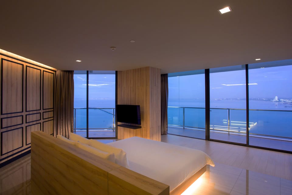 2-Bedroom Oceanfront Suite | Minibar, in-room safe, desk, free WiFi