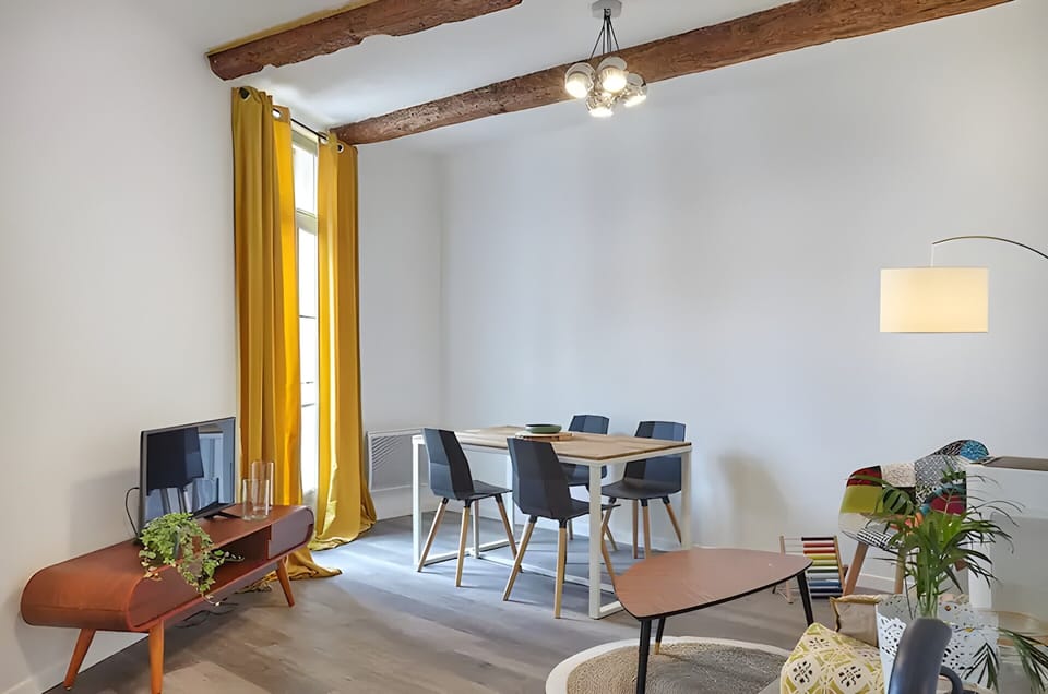 Deluxe Apartment, City View | Living area
