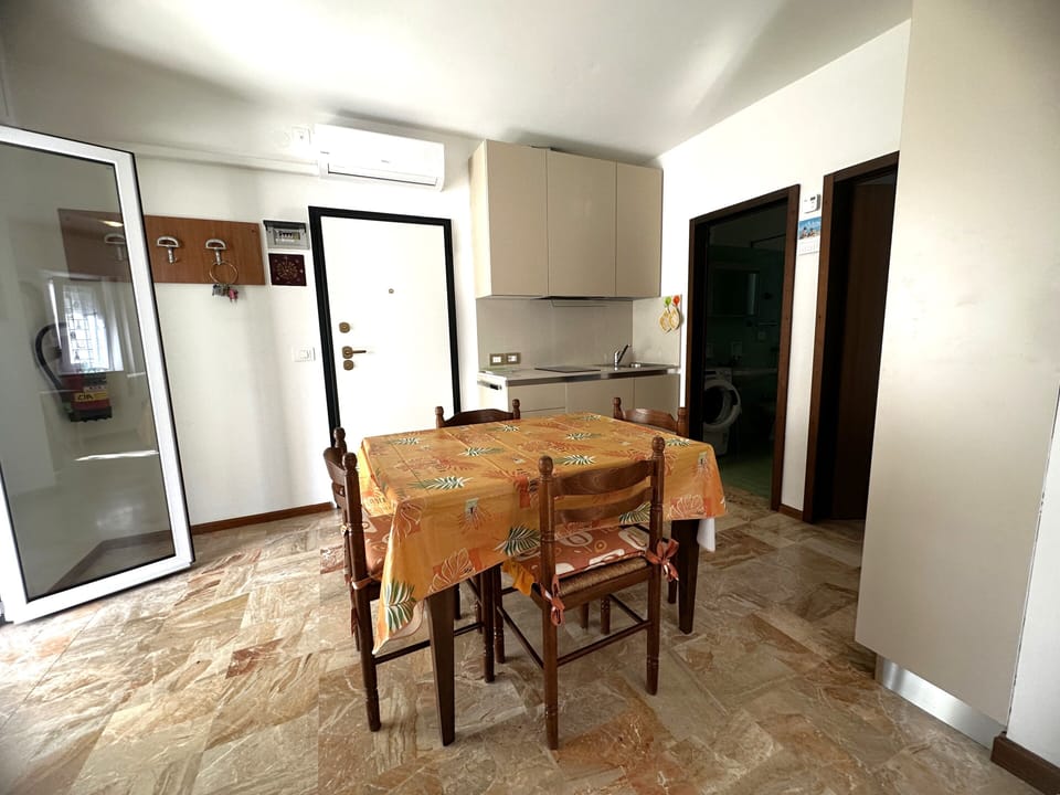 Apartment, 1 Bedroom, Balcony, City View | Dining room