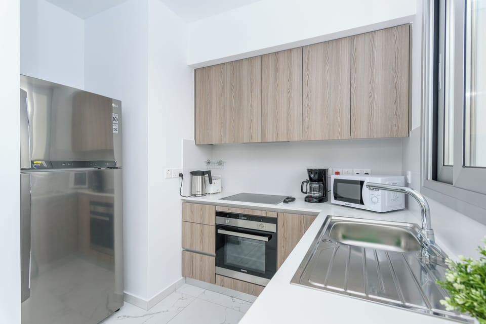 Apartment, City View | Private kitchen | Coffee/tea maker, full-size fridge, microwave, oven