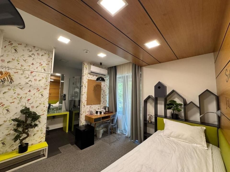 In-room safe, soundproofing, iron/ironing board, free WiFi