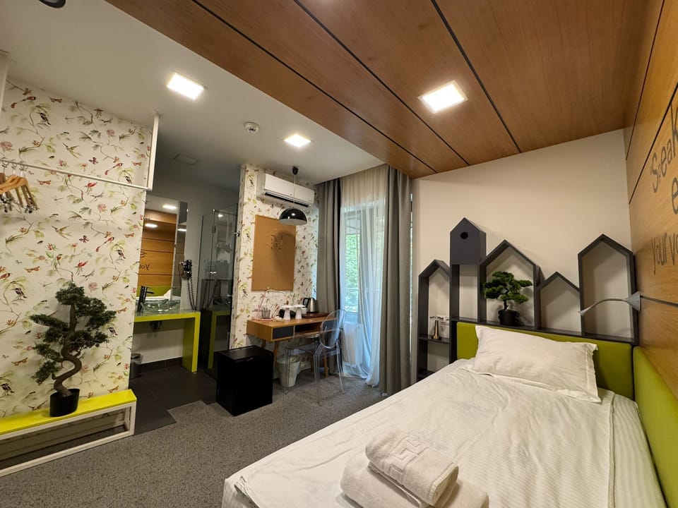 In-room safe, soundproofing, iron/ironing board, free WiFi