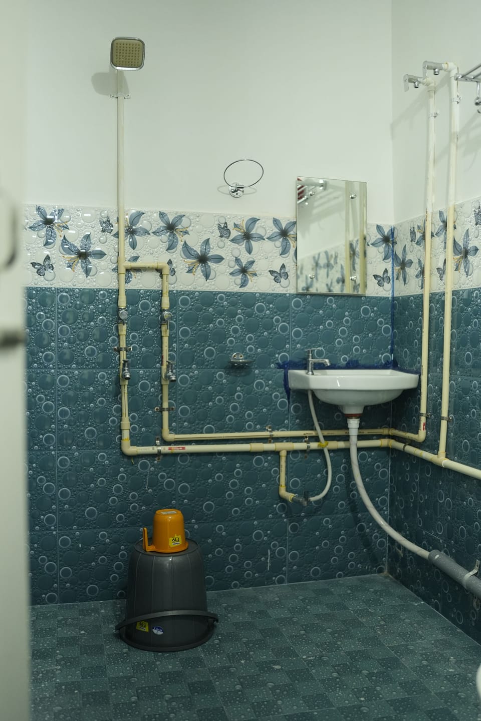Shower, rainfall showerhead, free toiletries, slippers