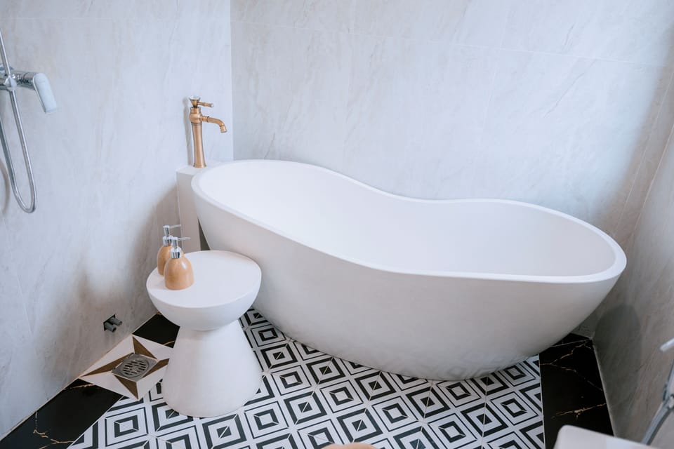 Deluxe Quadruple Room | Bathroom | Free toiletries, hair dryer, bidet, towels