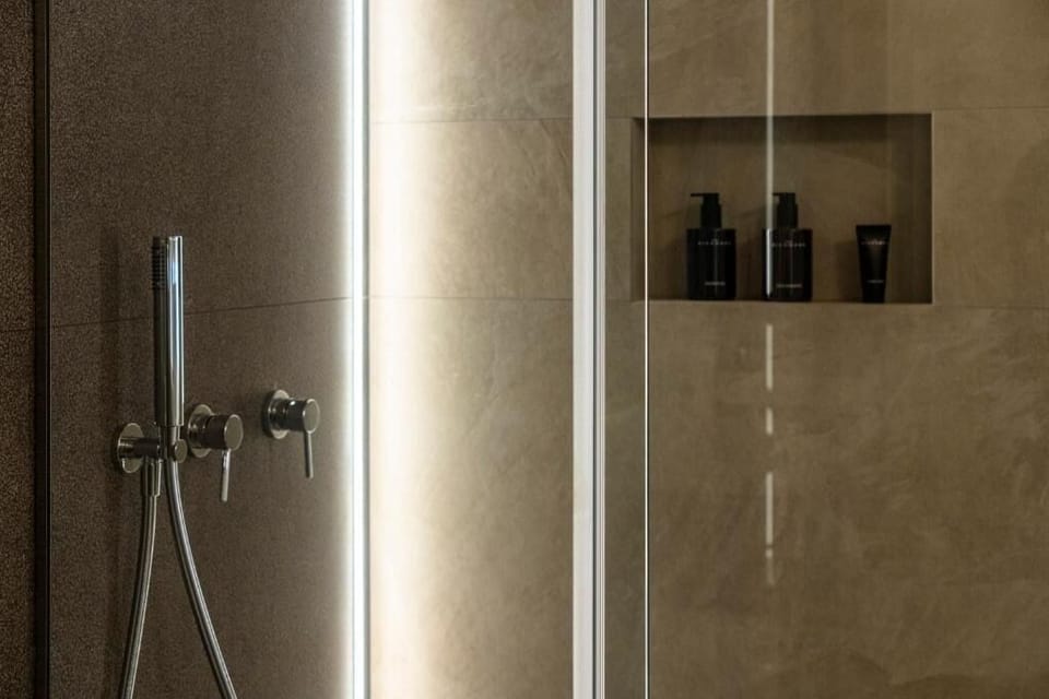 Deluxe Double or Twin Room, Balcony | Bathroom | Bathrobes, slippers, bidet