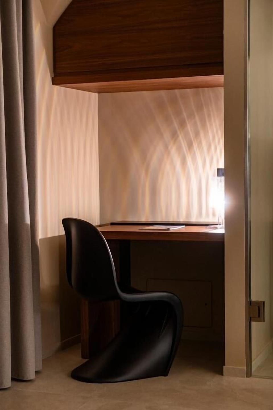 Deluxe Double or Twin Room, Balcony | Interior
