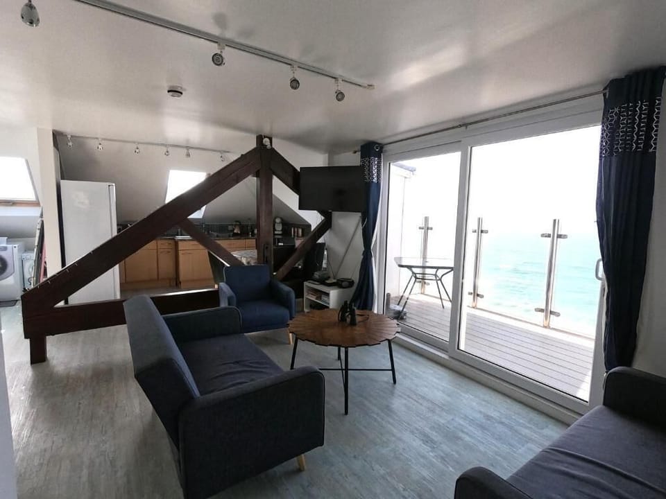 Superior Apartment, Sea View | Living area