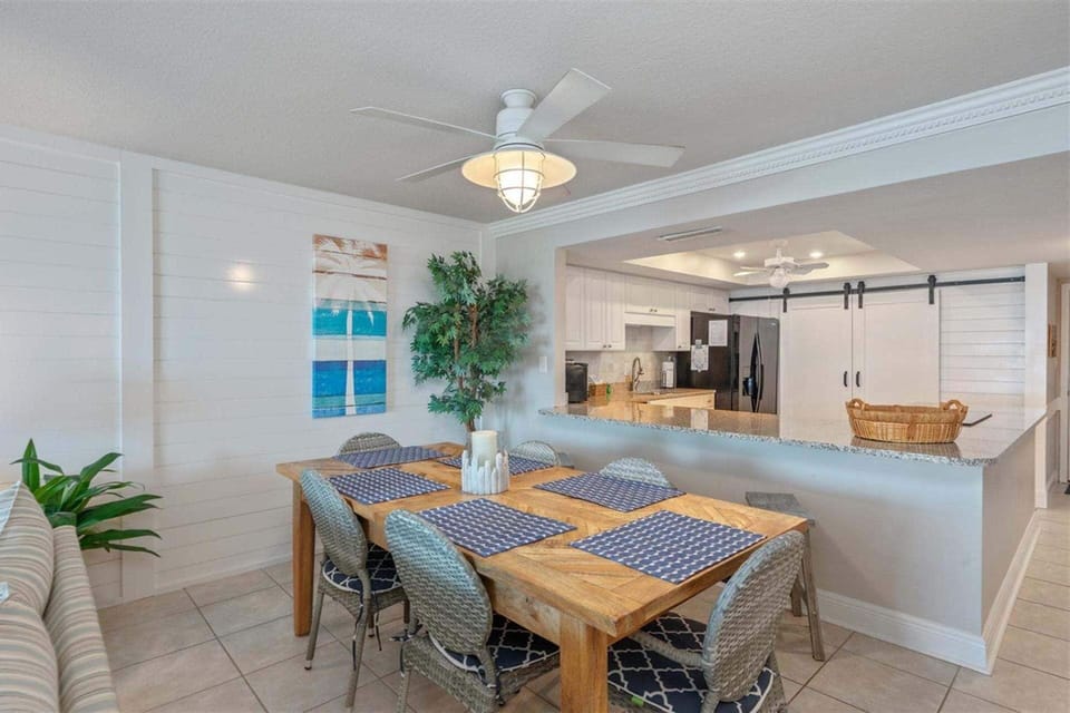 Condo, 2 Bedrooms | Dining