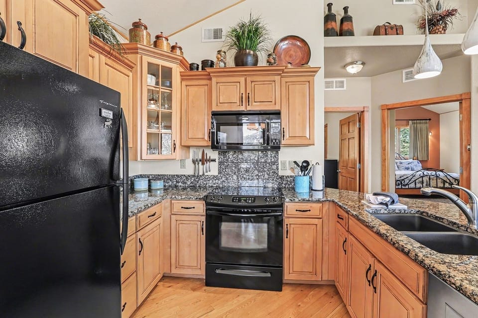 Condo, 2 Bedrooms | Private kitchen | Fridge, oven, coffee/tea maker, toaster
