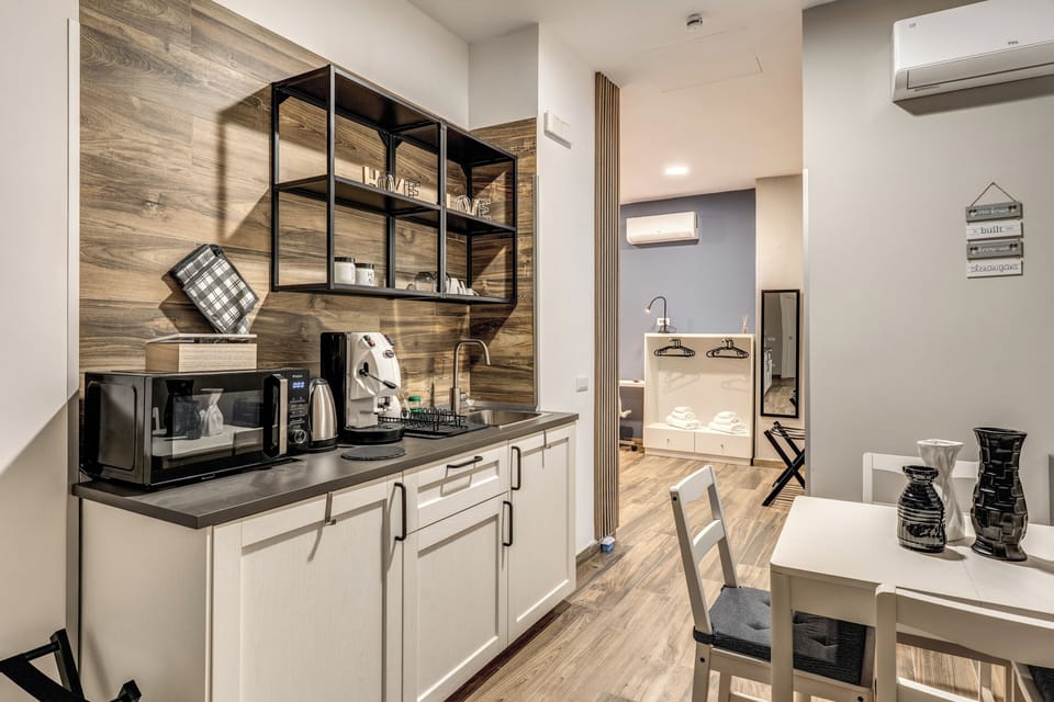 Classic Apartment | Private kitchen | Cookware/dishes/utensils