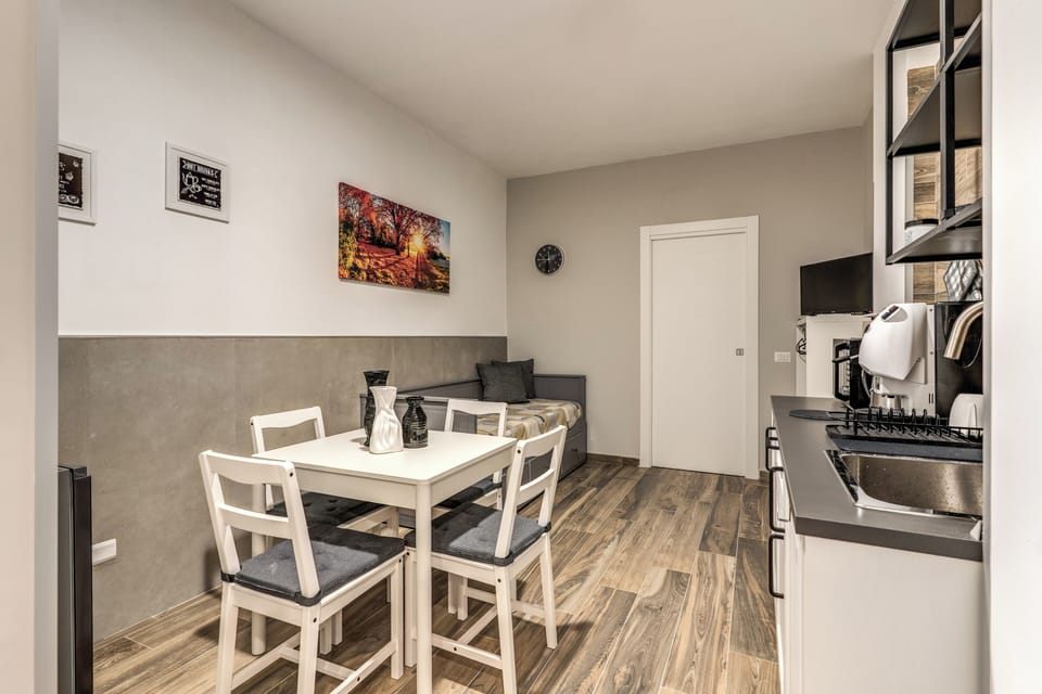 Classic Apartment | Private kitchen | Cookware/dishes/utensils