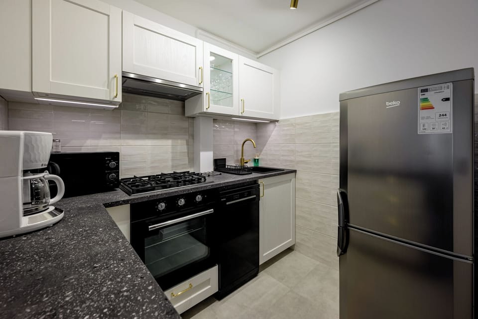 Studio Suite | Private kitchen | Coffee/tea maker, electric kettle