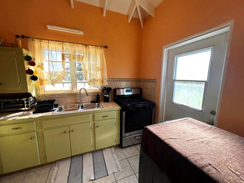 House, 2 Bedrooms, Smoking | Private kitchen