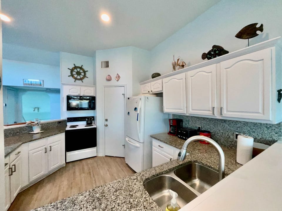 Townhome, Multiple Beds, Balcony (Shipwrecked Getaway) | Private kitchen