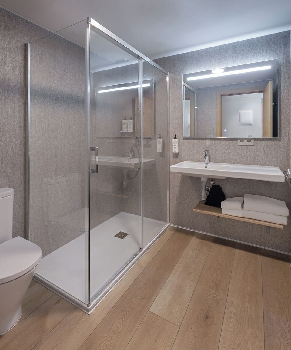 Superior Double Room | Bathroom | Towels