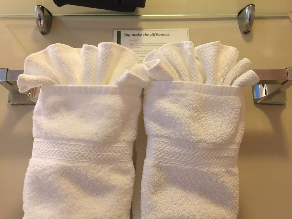 Classic Room, 1 Queen Bed | Bathroom amenities | Hair dryer, towels, soap, shampoo