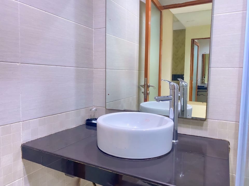 Deluxe Double or Twin Room, 2 Bedrooms | Bathroom | Shower, free toiletries, bathrobes, slippers