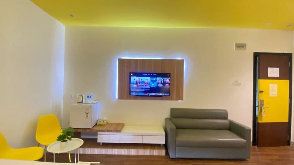 Family Double or Twin Room | Desk, laptop workspace, blackout drapes, soundproofing