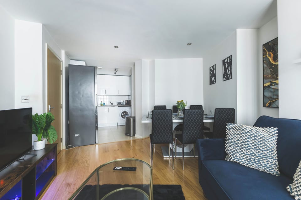 Apartment | Living area | 40-inch Smart TV with digital channels, Netflix, streaming services