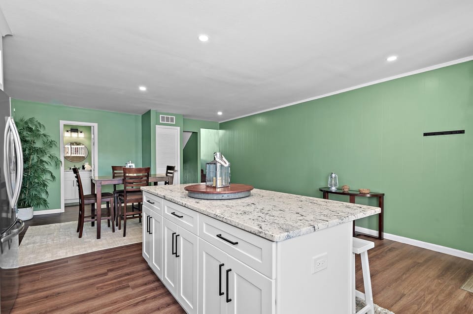 House, Multiple Beds (Emerald Breeze) | Dining