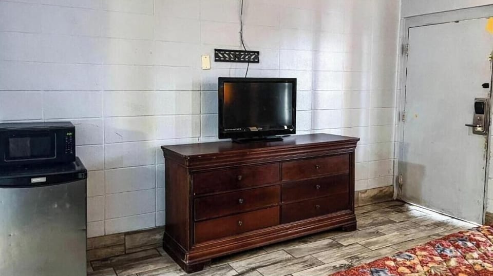 Room, 1 King Bed, Smoking (Refrigerator & Microwave) | WiFi (free), bed sheets