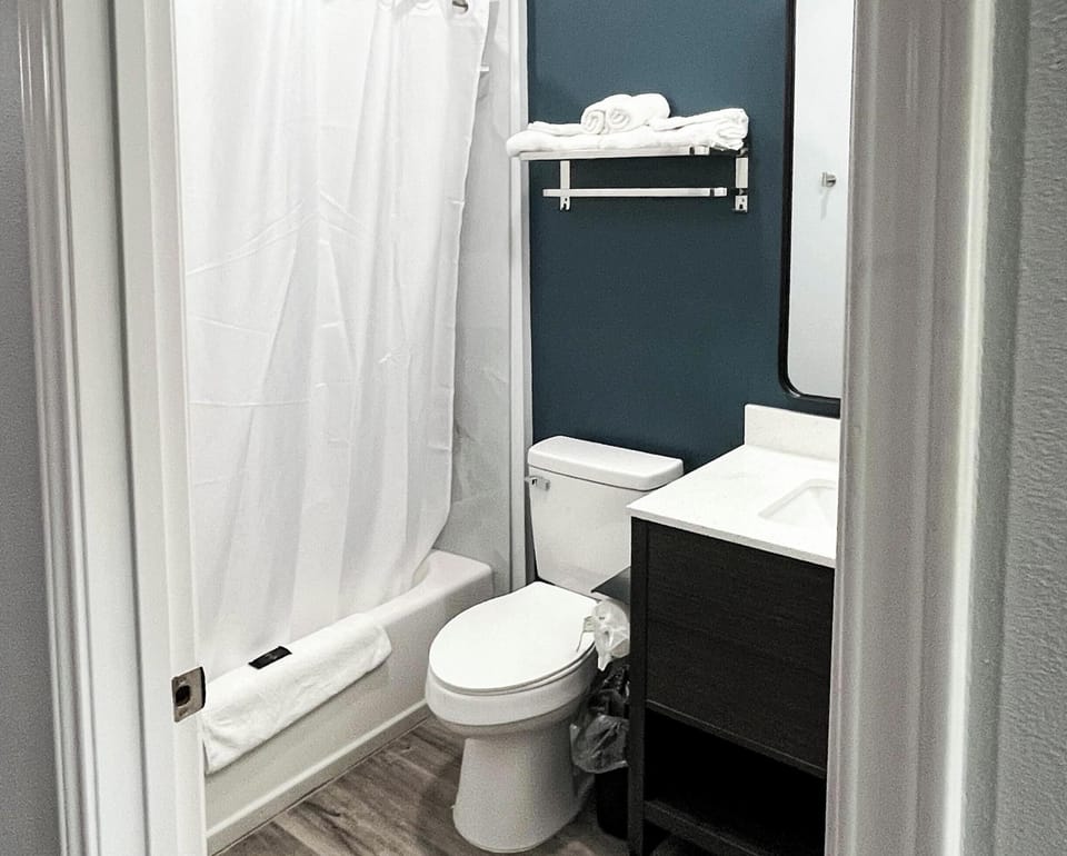 Combined shower/tub, free toiletries, towels, soap