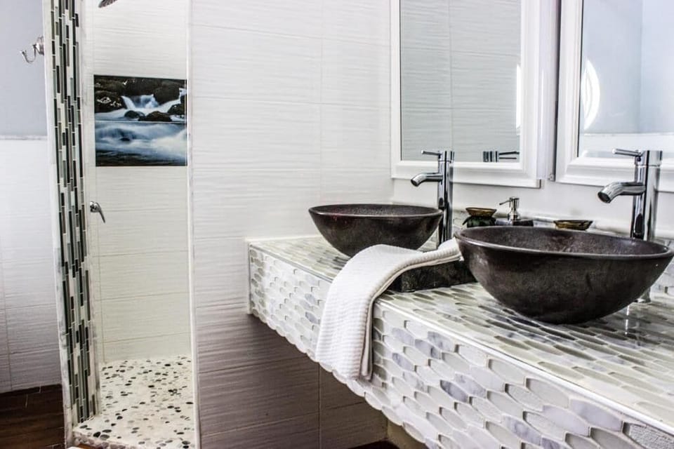 Superior Suite, Pool View | Bathroom | Hair dryer, towels, soap, shampoo
