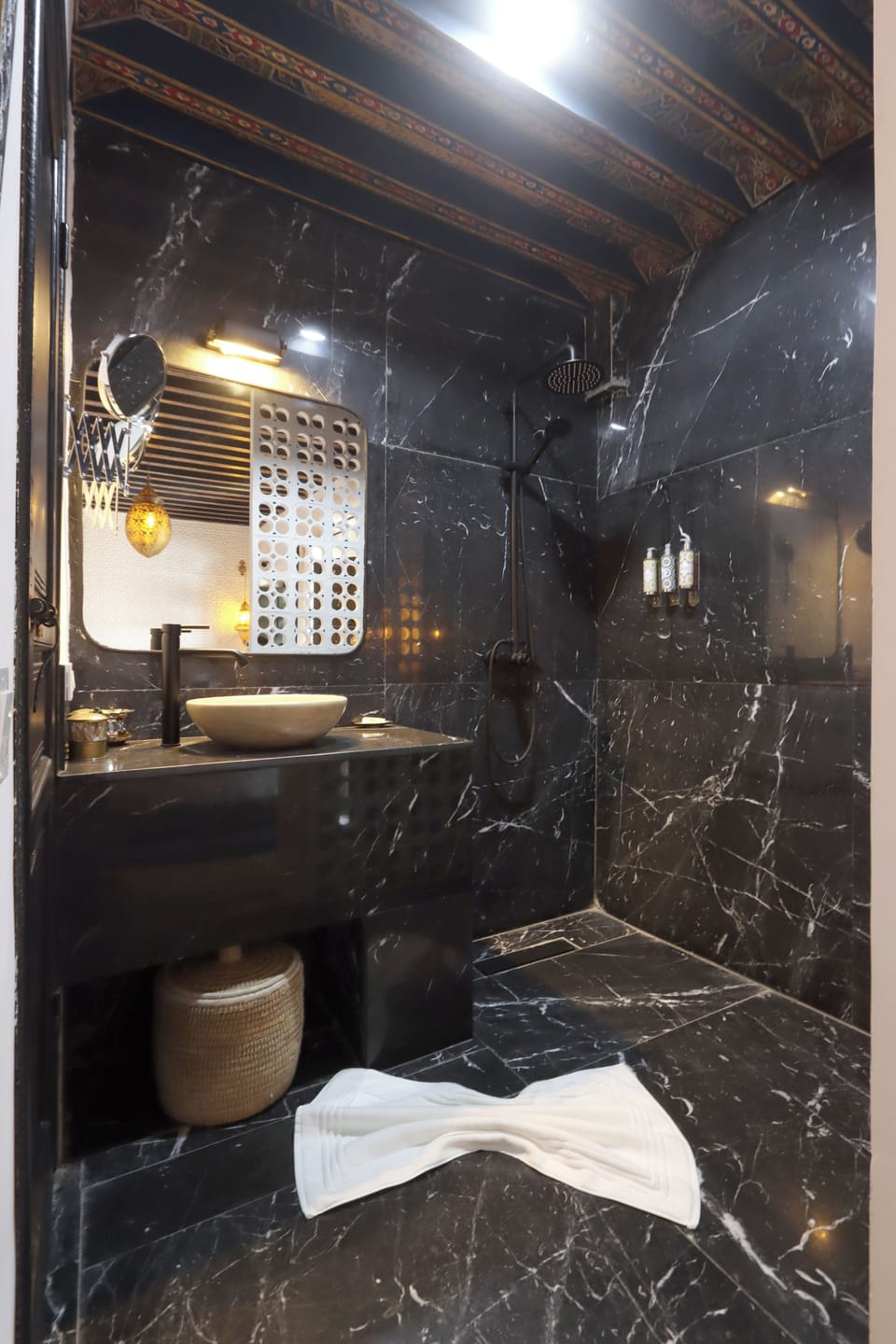 Double Room, Non Smoking | Bathroom | Hair dryer, towels, soap, shampoo