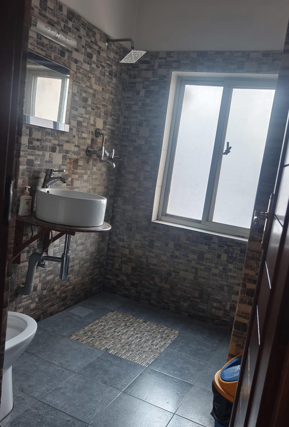 Deluxe Double Room | Bathroom | Shower, hair dryer, towels, soap